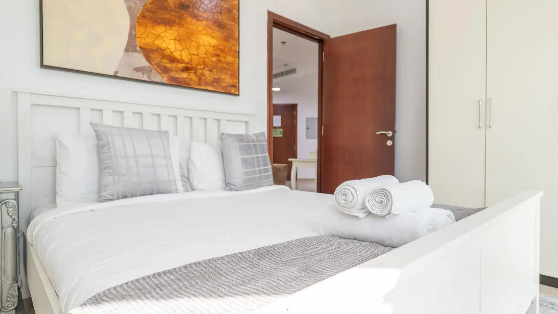 Spacious & Serene 2 Bedroom In Dubai Marina For 4