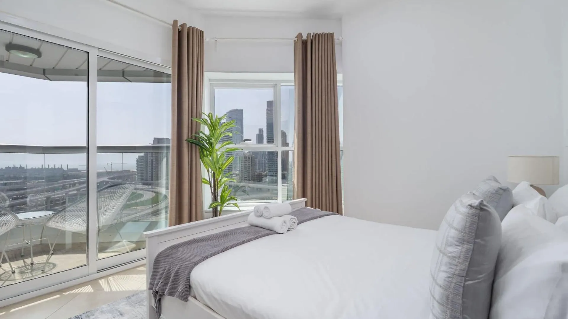 Spacious & Serene 2 Bedroom In Dubai Marina For 4