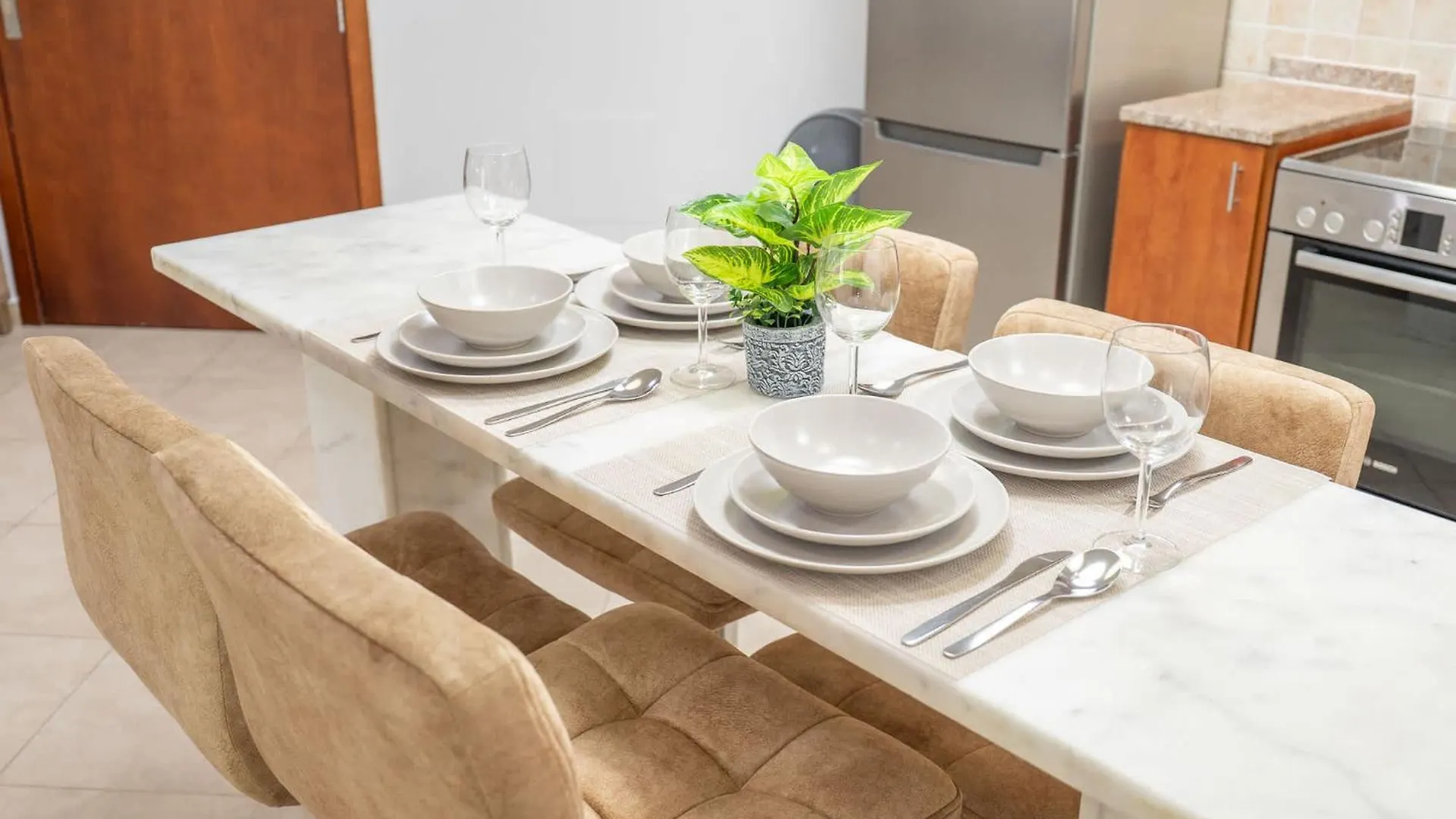 Spacious & Serene 2 Bedroom In Dubai Marina For 4 Lägenhet