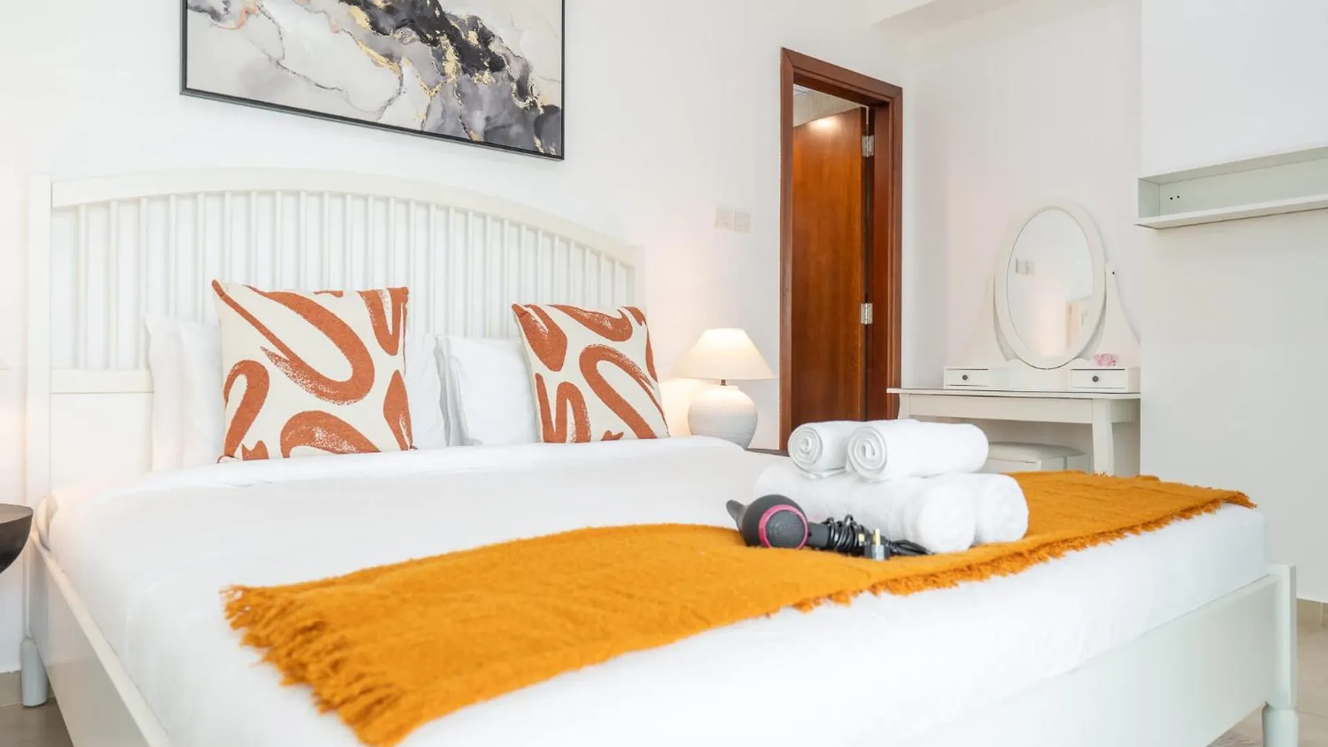 Spacious & Serene 2 Bedroom In Dubai Marina For 4 Lägenhet