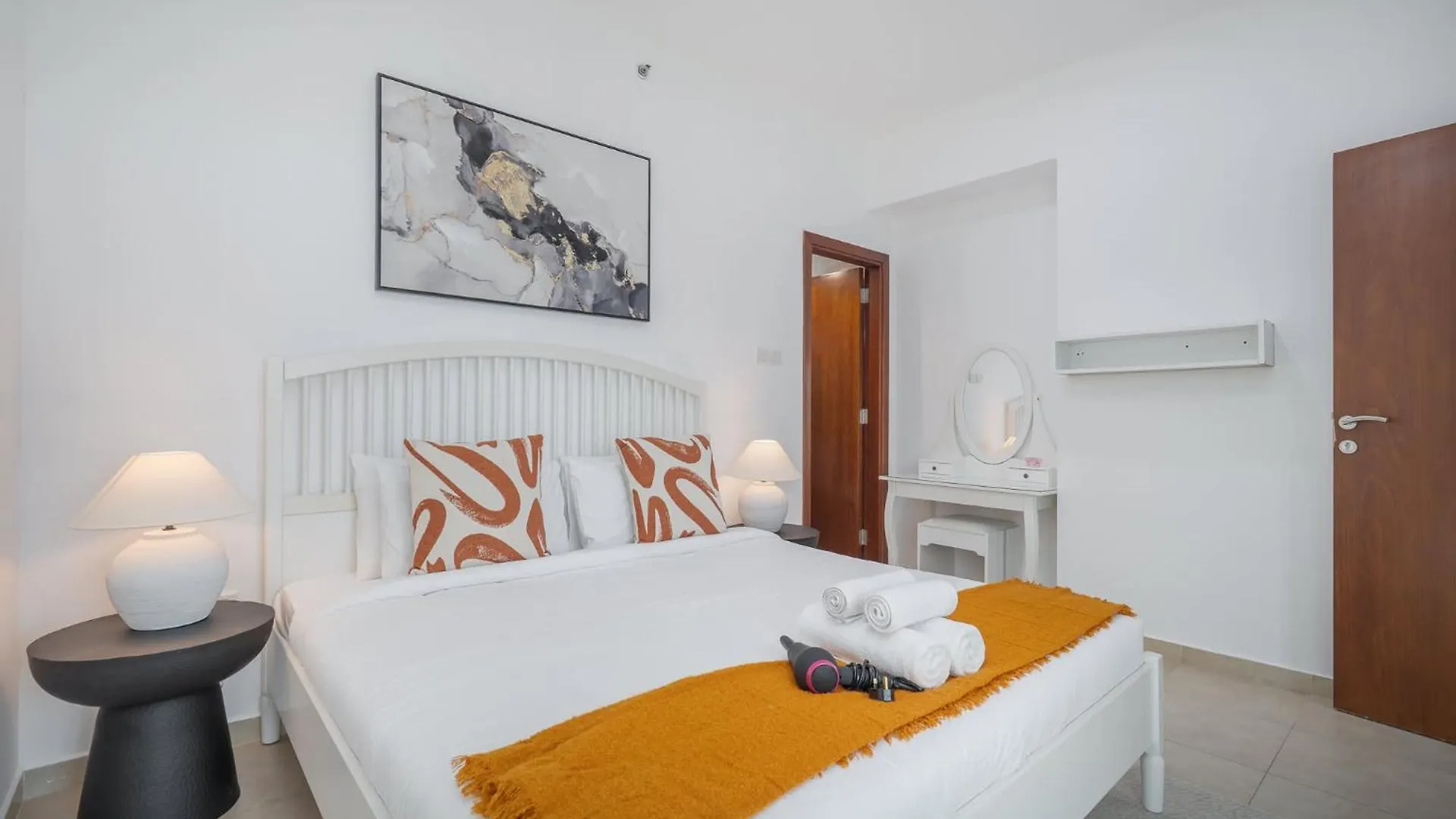 Spacious & Serene 2 Bedroom In Dubai Marina For 4 0*,