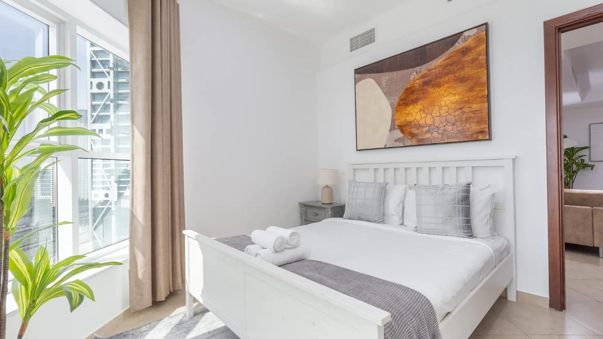 Spacious & Serene 2 Bedroom In Dubai Marina For 4
