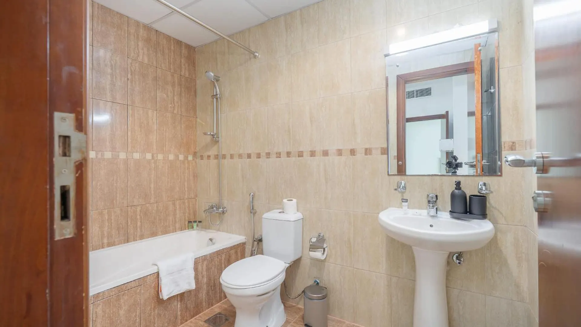 Spacious & Serene 2 Bedroom In Dubai Marina For 4