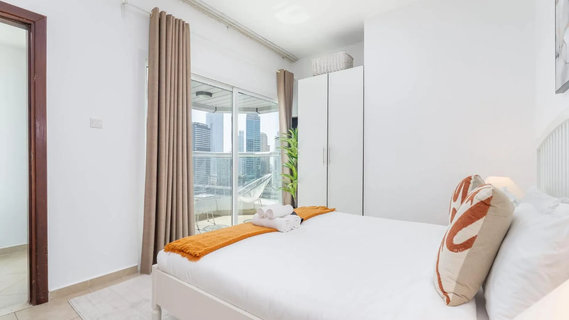 Spacious & Serene 2 Bedroom In Dubai Marina For 4 Appartement